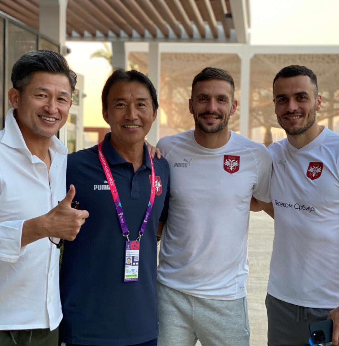 セルビア代表アシスタント・コーチとしてW杯カタール大会でベンチ入りした喜熨斗氏（左から2人目）。左端はカズ（喜熨斗氏提供）