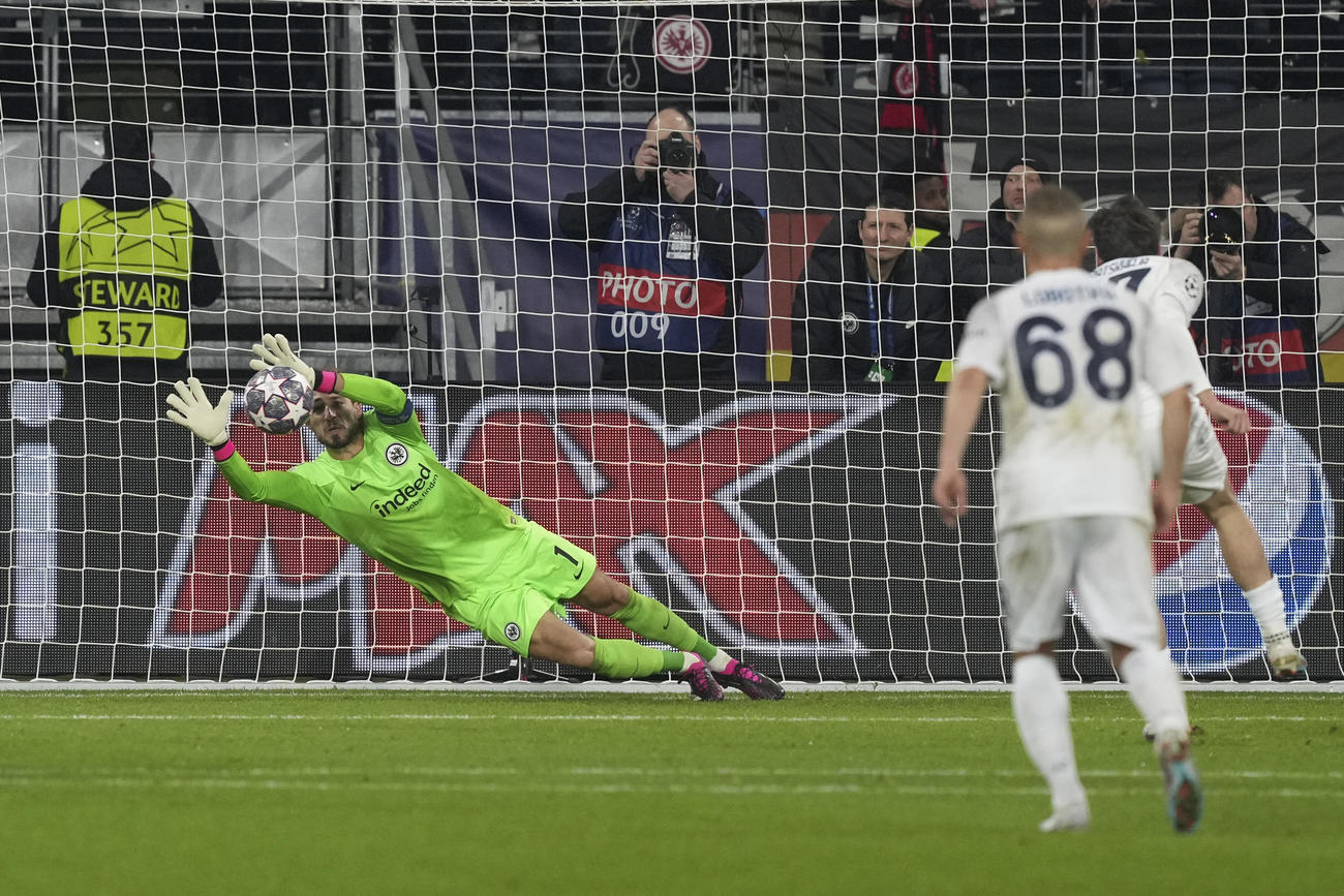 セーブするフランクフルトGKケビン・トラップ (AP) 