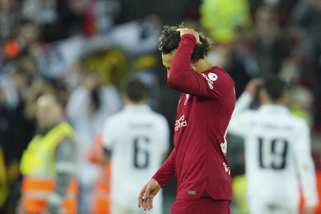 試合に敗れてうなだれるリバプールのモハメド・サラー（AP）