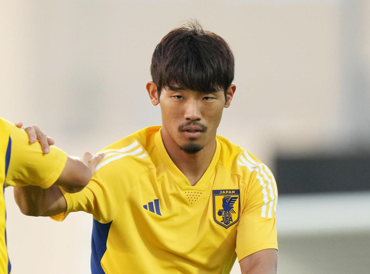 ストレッチをする守田英正（22年12月撮影）