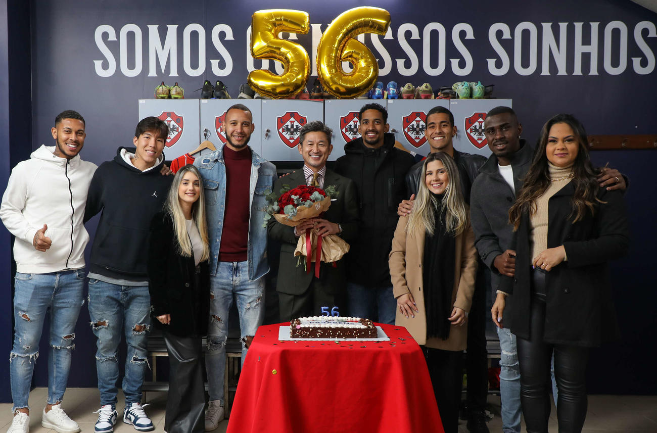 56歳の誕生日を迎えたオリベイレンセのカズ（左から5人目）は花束を手に笑顔（ヤナガワゴーッ！氏撮影）
