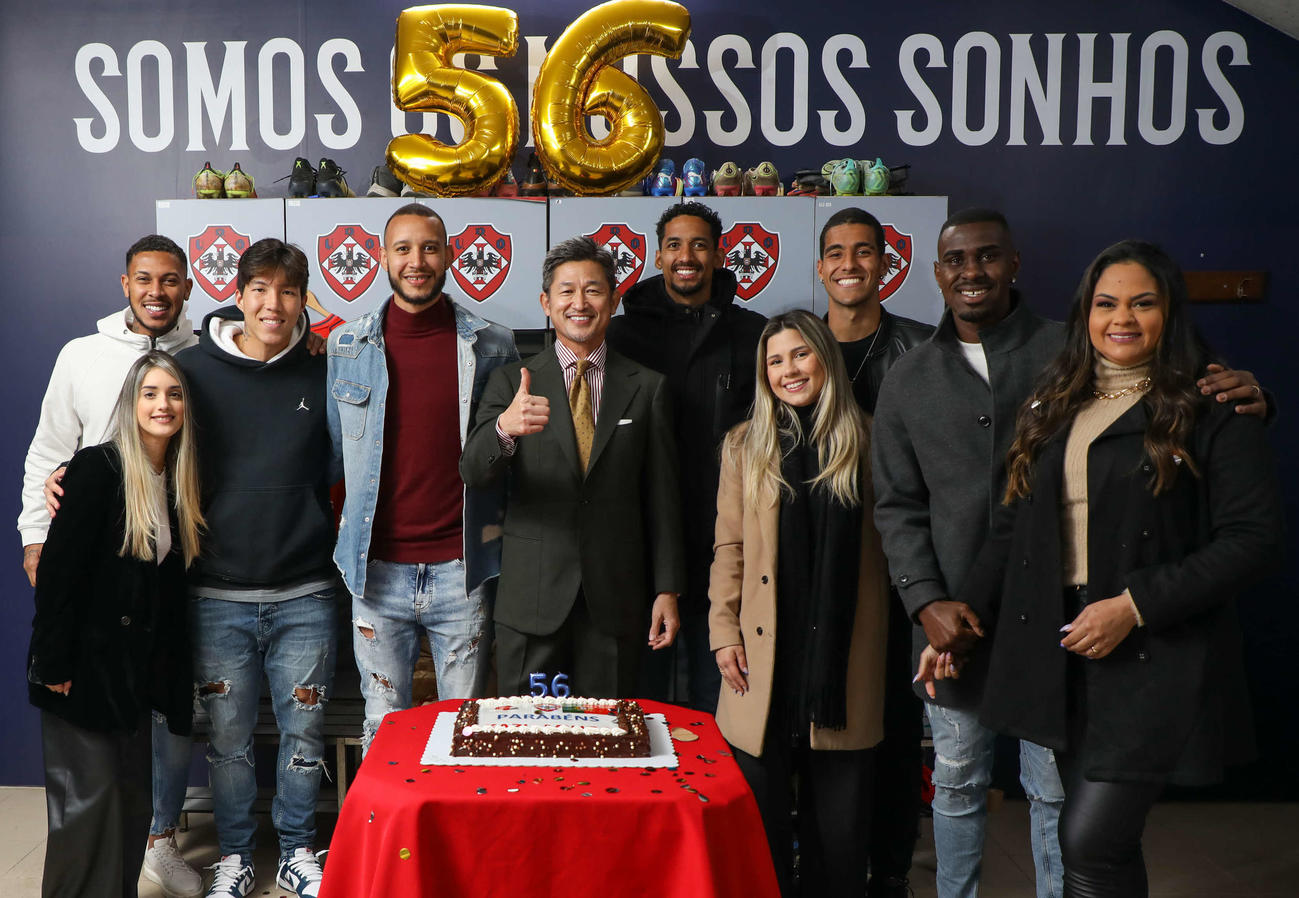 56歳の誕生日を迎えたオリベイレンセのカズ（左から5人目）は花束を手に笑顔（ヤナガワゴーッ！氏撮影）