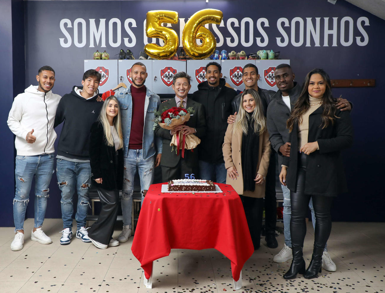 56歳の誕生日を迎えたオリベイレンセのカズ（左から5人目）は花束を手に笑顔（ヤナガワゴーッ！氏撮影）