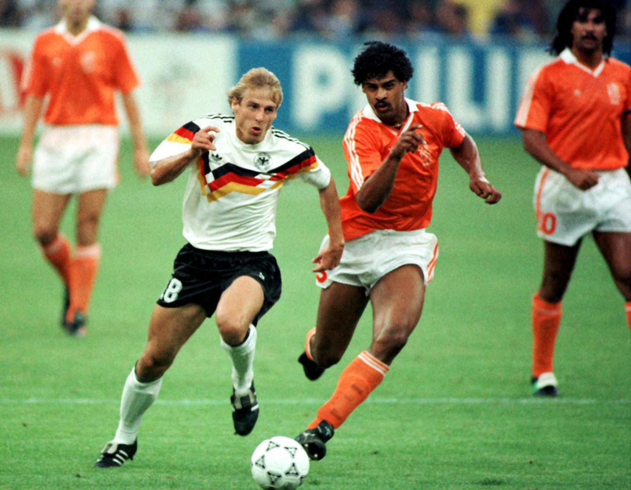 90年6月、W杯イタリア大会でオランダMFライカールト（右）と競り合いながらドリブルするドイツFWクリンスマン