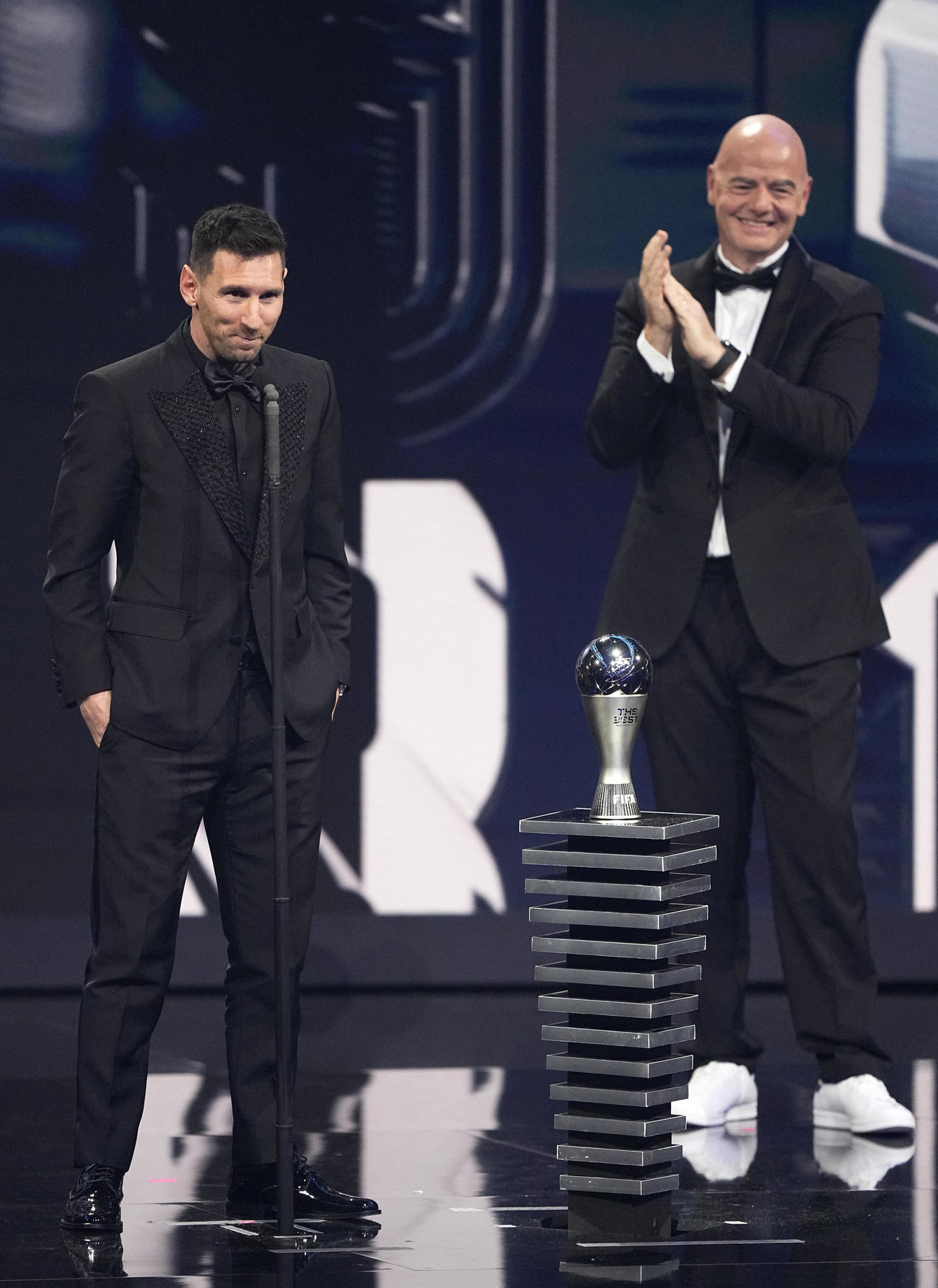 MVPを獲得しスピーチを行うリオネル・メッシ（左）とFIFA会長ジャンニ・インファンティーノ氏（AP）