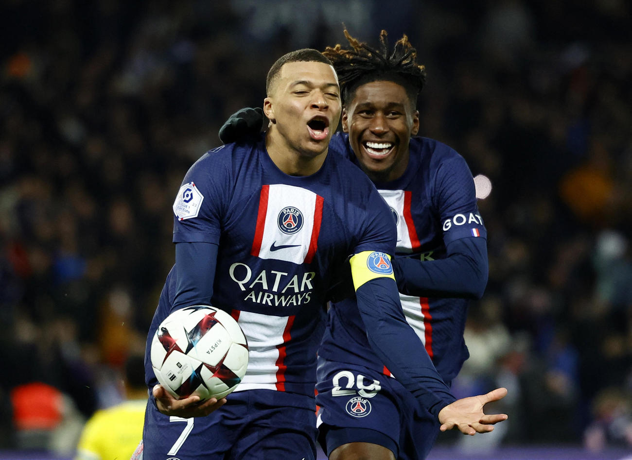 パリ・サンジェルマンでの201点目のゴールを決めて歓喜するエムバペ（左）（ロイター）