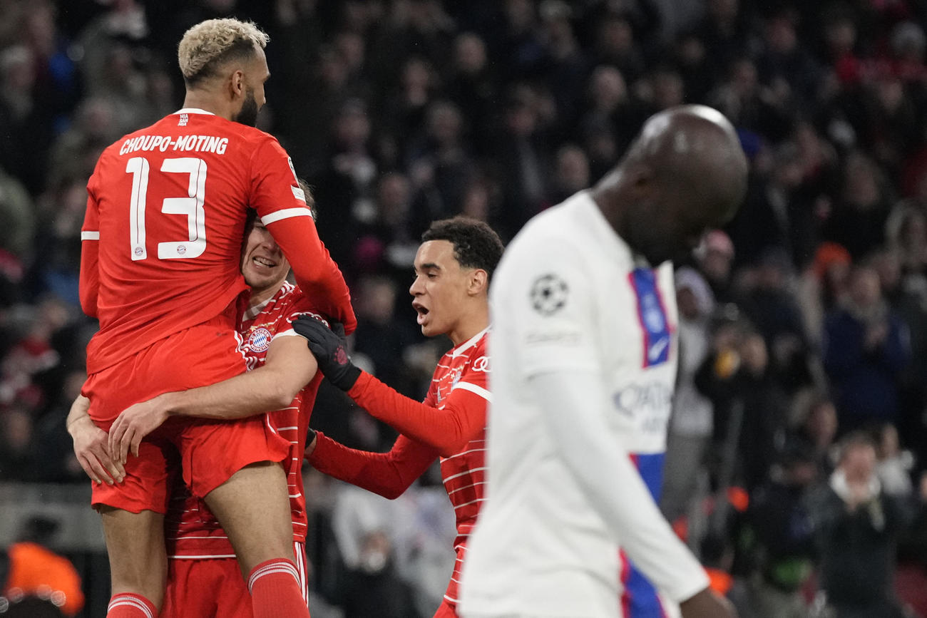 先制点をあげたチュポモティング（左）を祝福するBミュンヘンの選手（AP）
