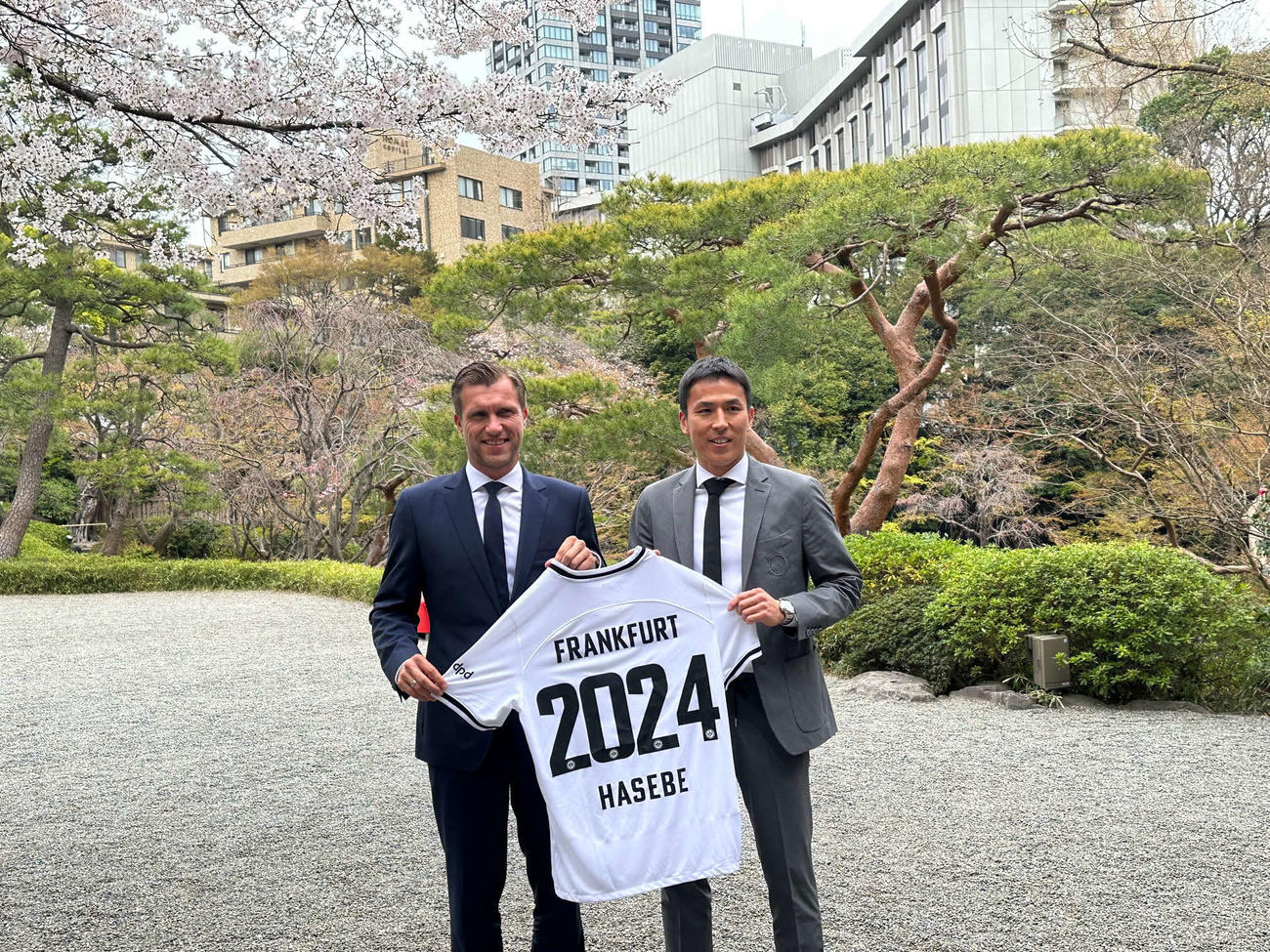 契約更新を発表し都内で会見に出席したアイントラハト・フランクフルトのMF長谷部誠とマルクス・クルーシェ役員