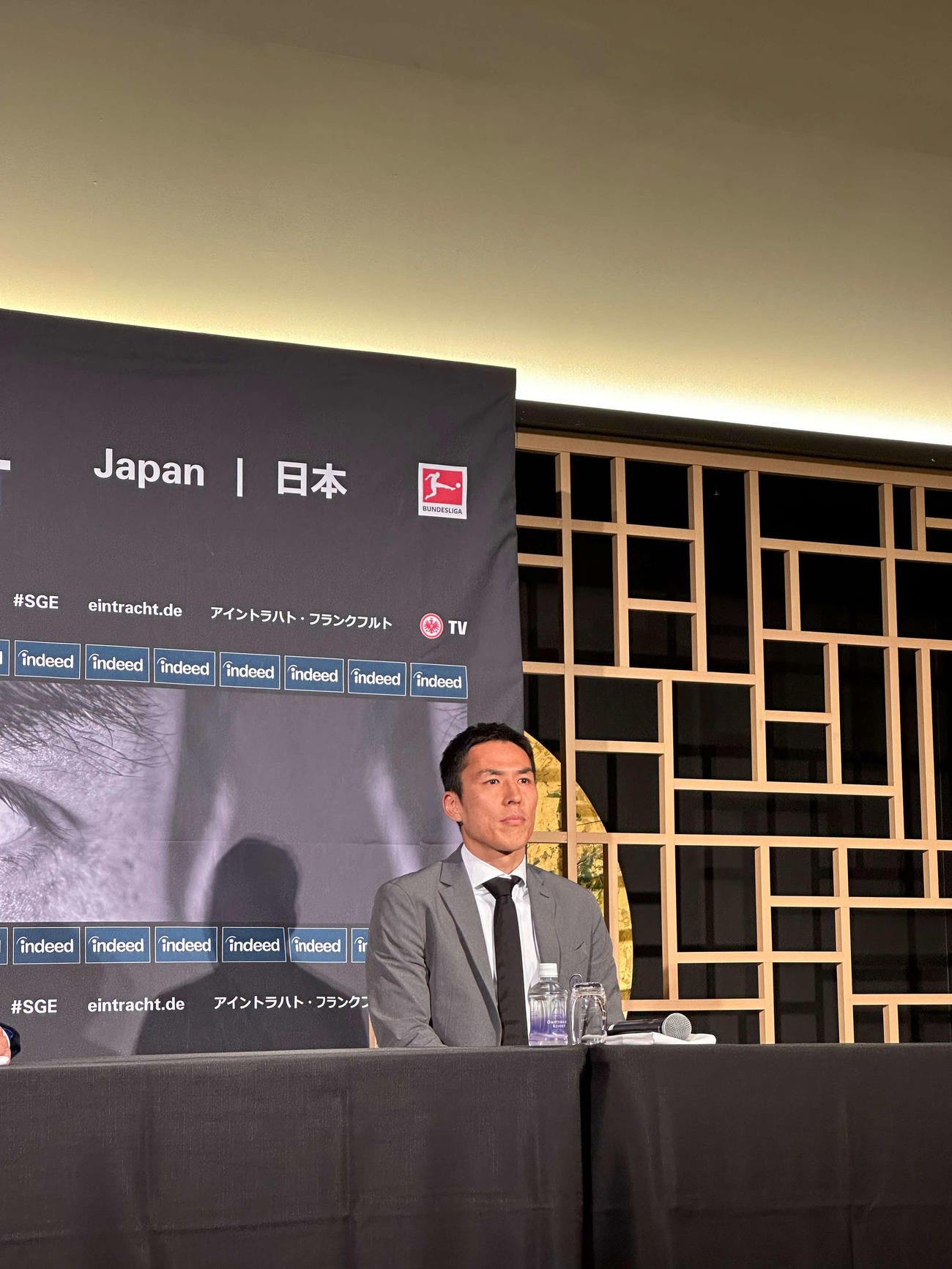 契約更新を発表し都内で会見に出席したアイントラハト・フランクフルトのMF長谷部誠