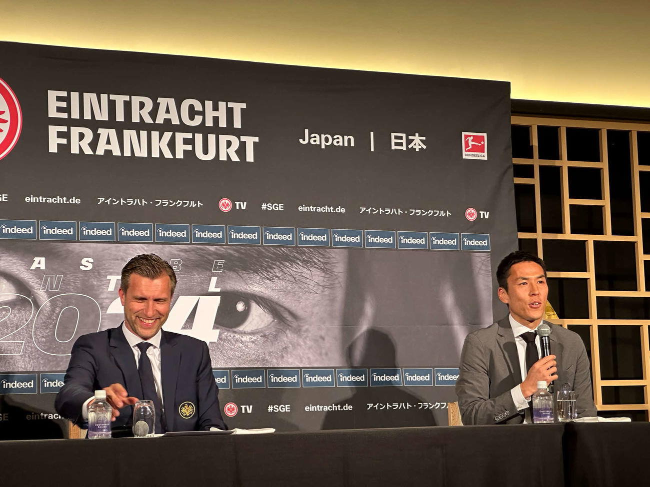 契約更新を発表し都内で会見に出席したアイントラハト・フランクフルトのMF長谷部（右）