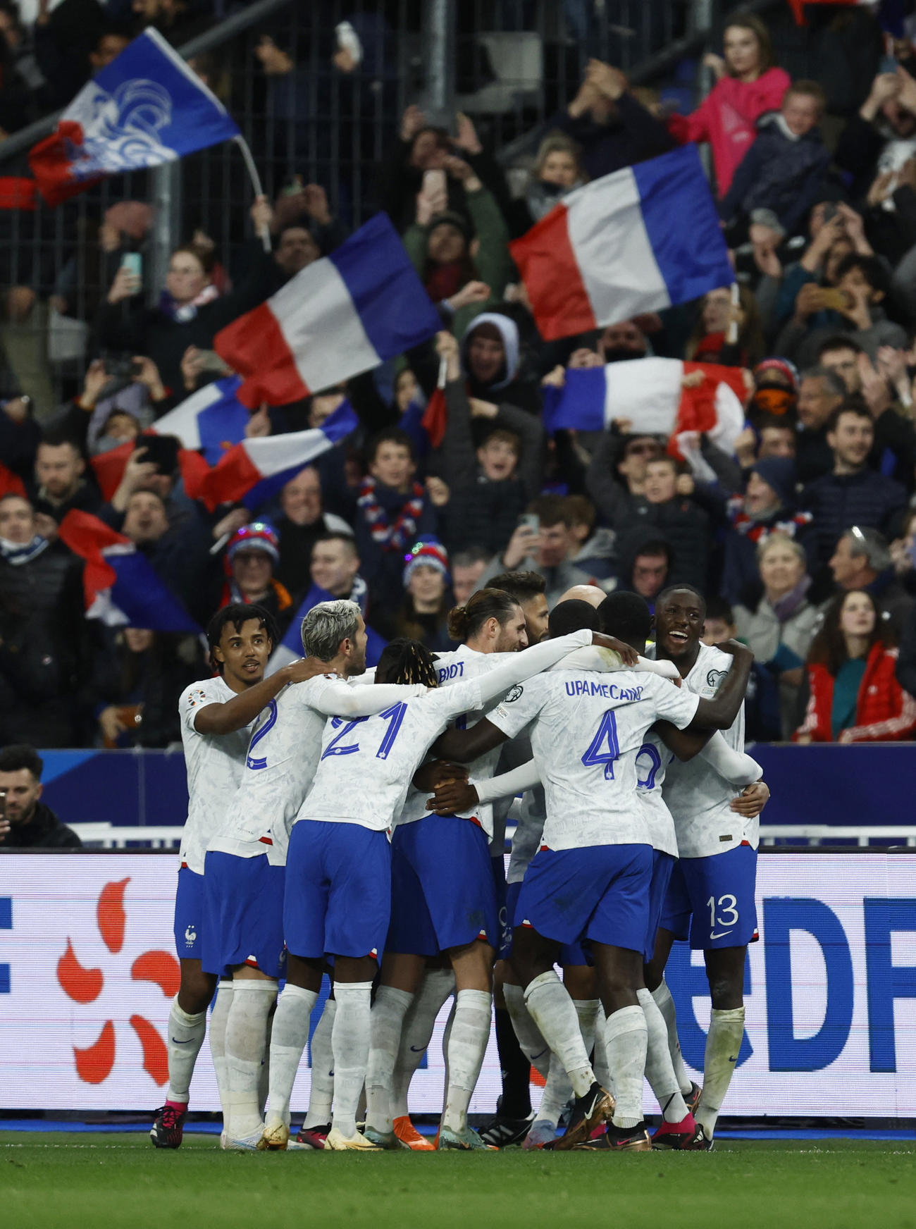 エムバペがチーム4点目を挙げ、喜び合うフランスの選手たち（ロイター）