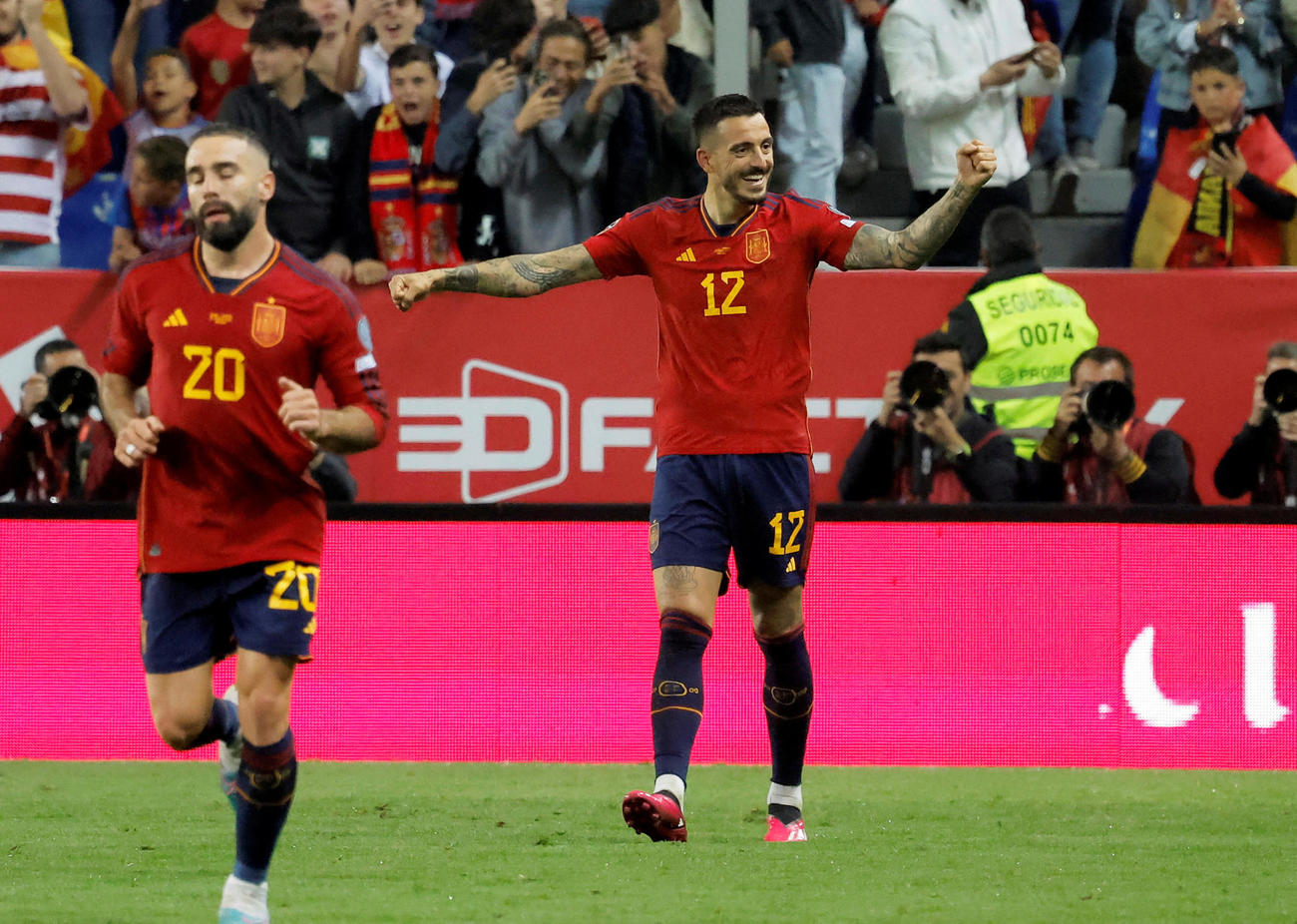 ノルウェー戦でゴールを決め喜ぶスペイン代表FWホセル（右）（ロイター）