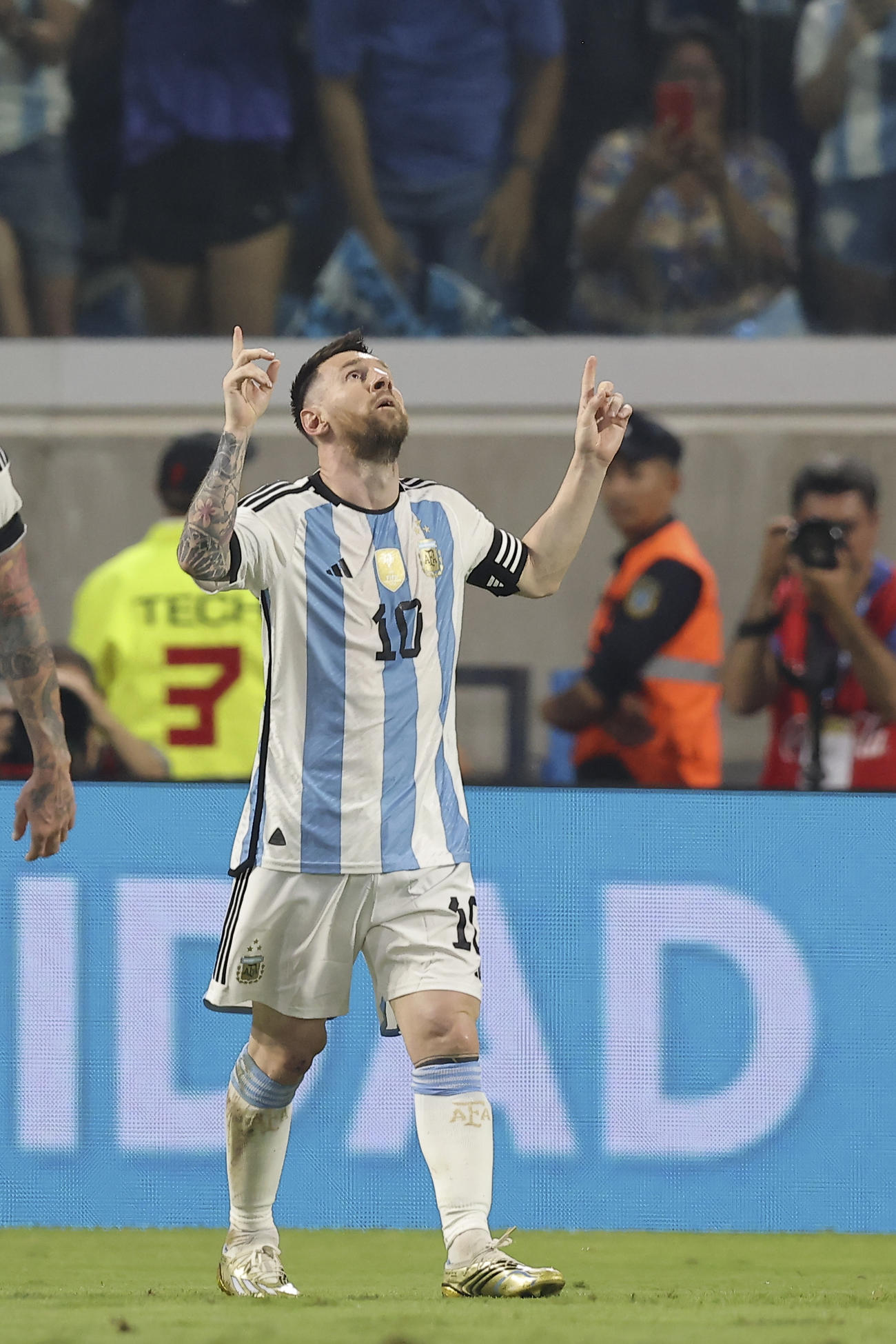 ゴールを決めてよろこぶアルゼンチン代表メッシ（AP）