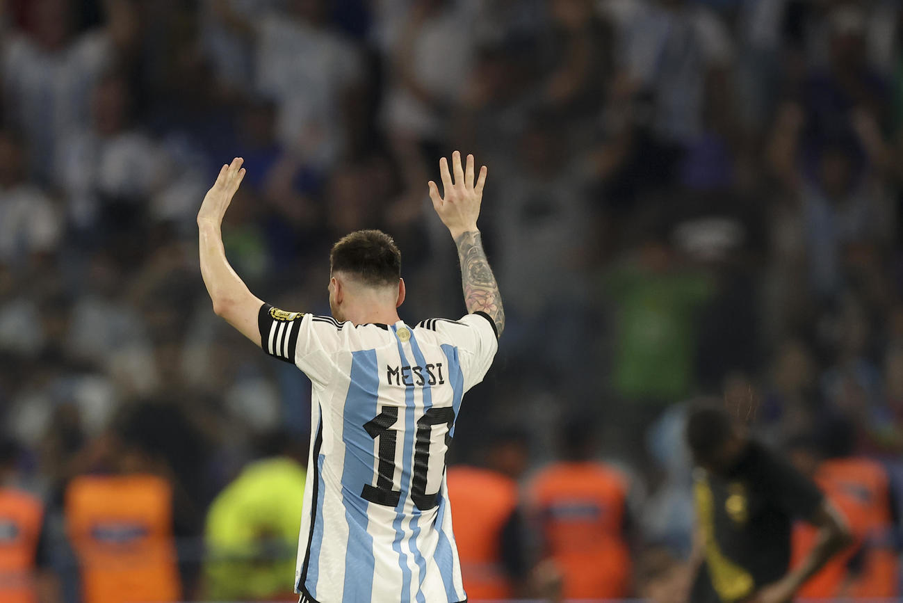 声援に応えるアルゼンチン代表メッシ（AP）