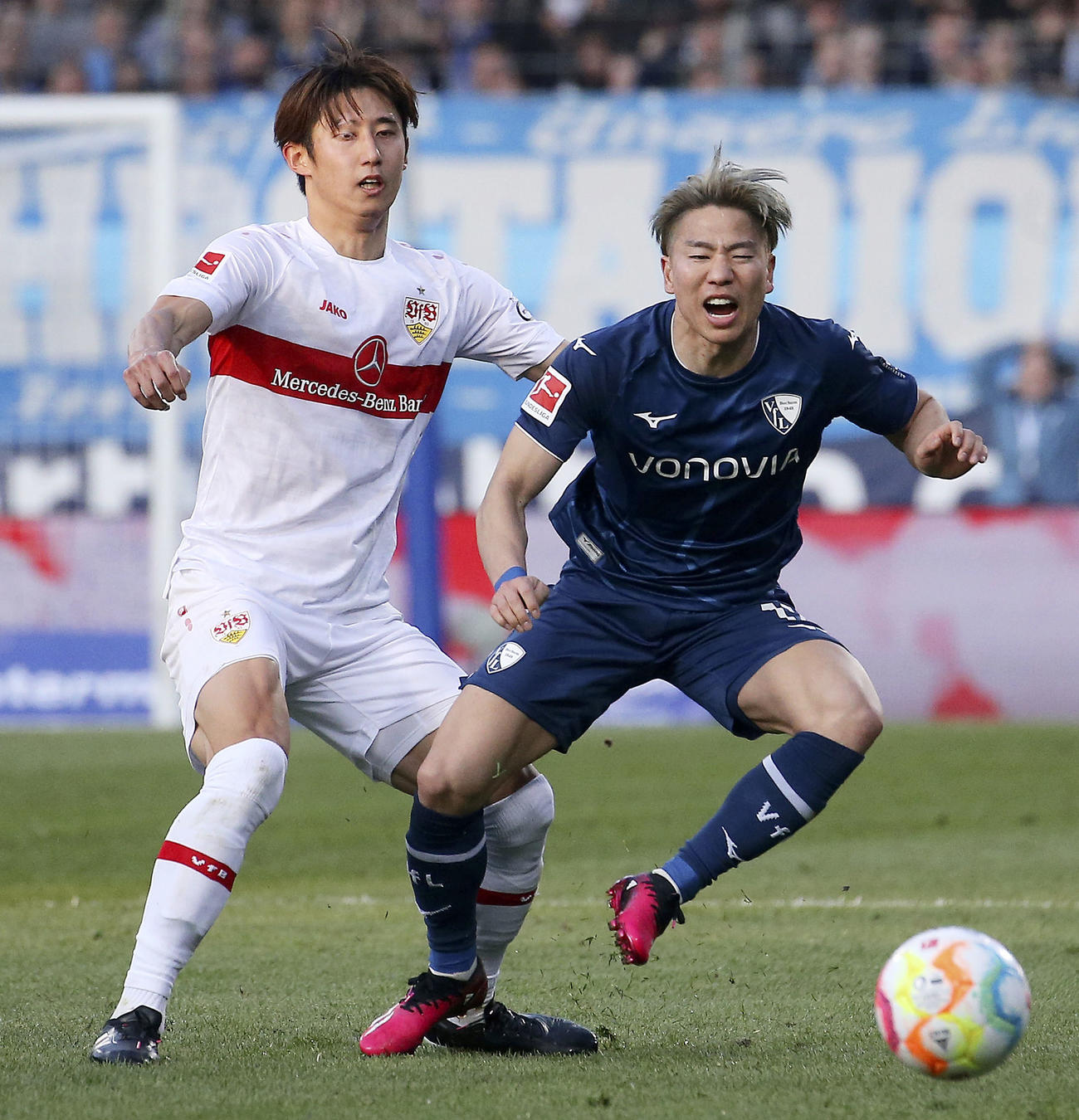 後半、競り合うボーフムの浅野（右）とシュツットガルトの伊藤＝ボーフム（共同）