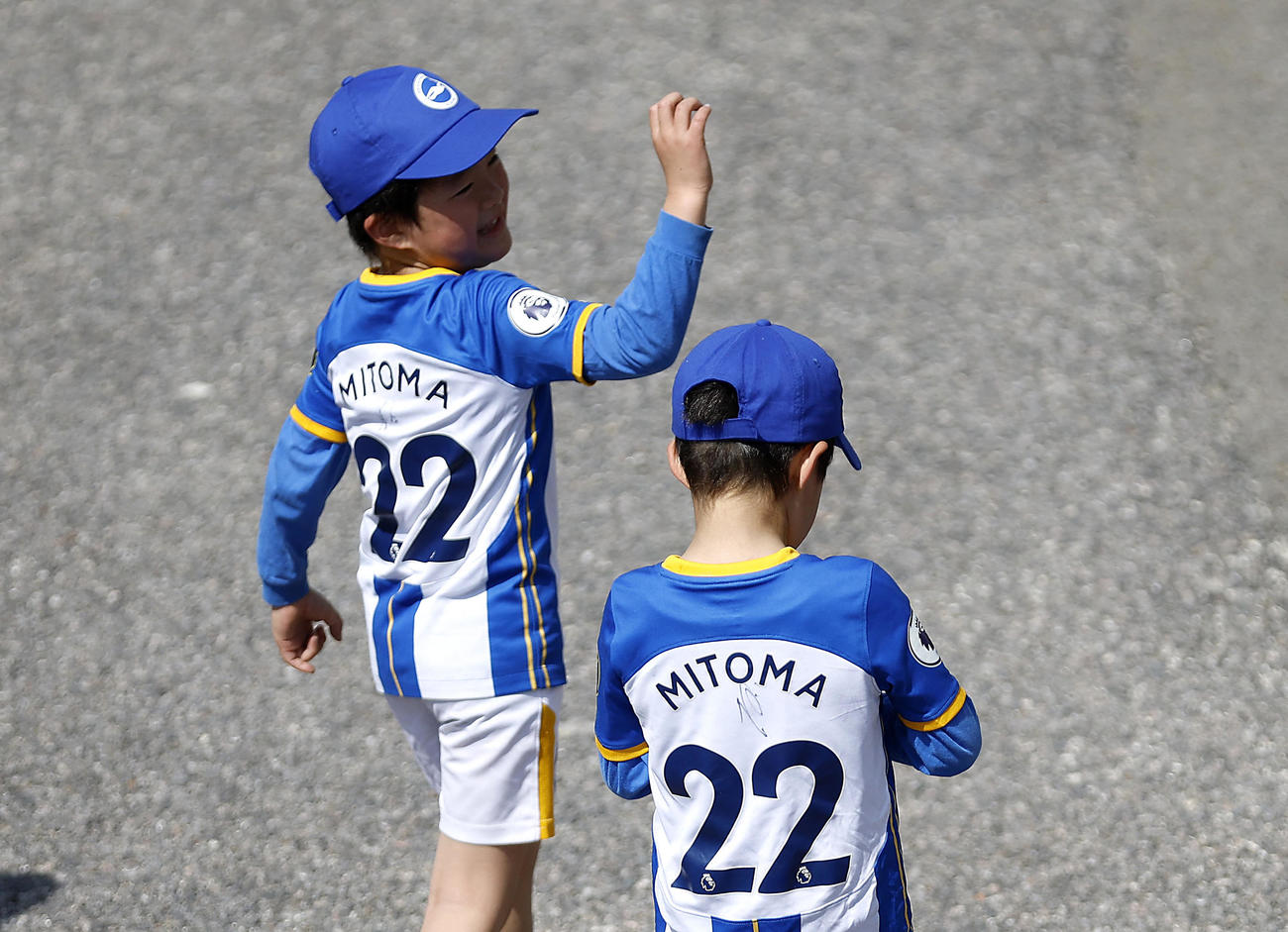 ブライトン－ウルバーハンプトン　試合前、ブライトン三笘薫のユニホームを着てスタジアムの外で遊ぶ子供たち（ロイター）
