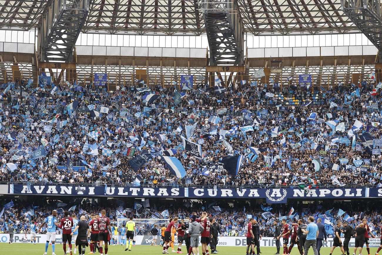 試合後のナポリサポーター（ロイター）