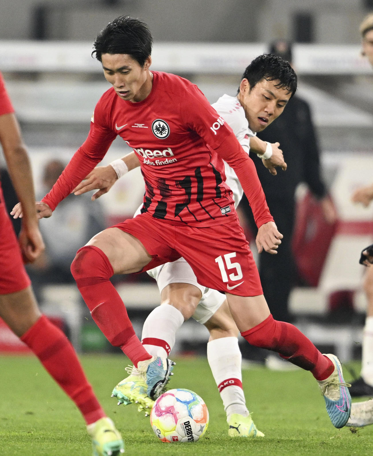 後半、競り合うEフランクフルトの鎌田（手前）とシュツットガルトの遠藤（共同）