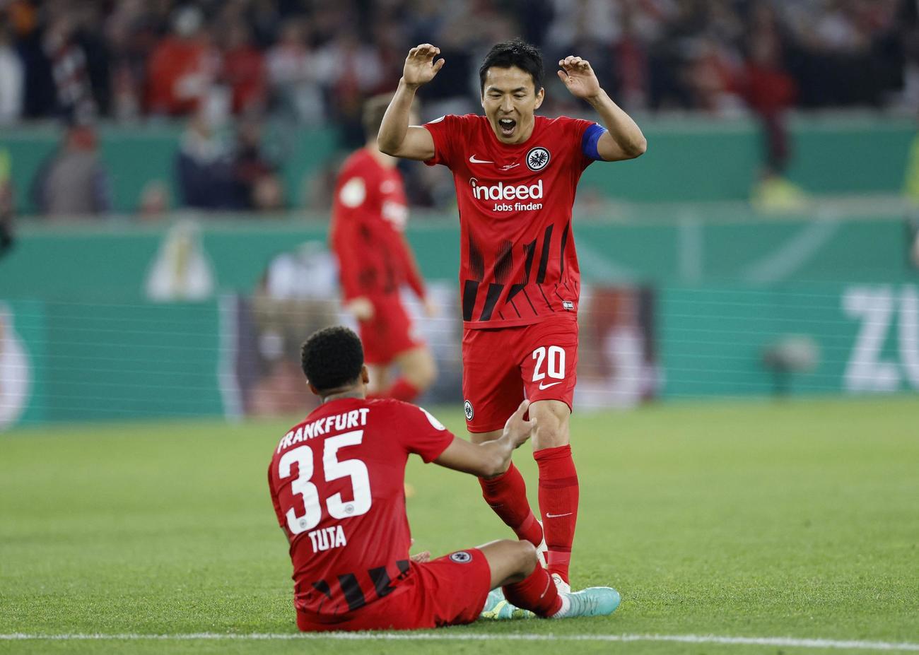 シュツットガルト－Eフランクフルト　ドイツ杯決勝進出を決めて喜ぶEフランクフルト長谷部誠（右）（ロイター）