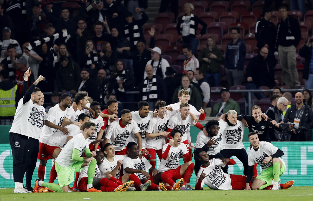 シュツットガルト－Eフランクフルト　ドイツ杯決勝進出を決めて喜ぶEフランクフルトの選手たち（ロイター）
