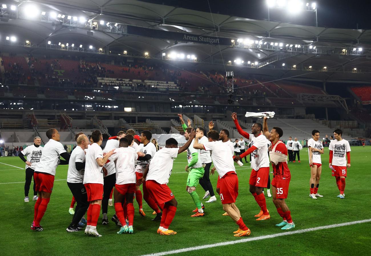 シュツットガルト－Eフランクフルト　ドイツ杯決勝進出を決めて喜ぶEフランクフルトの選手たち（ロイター）