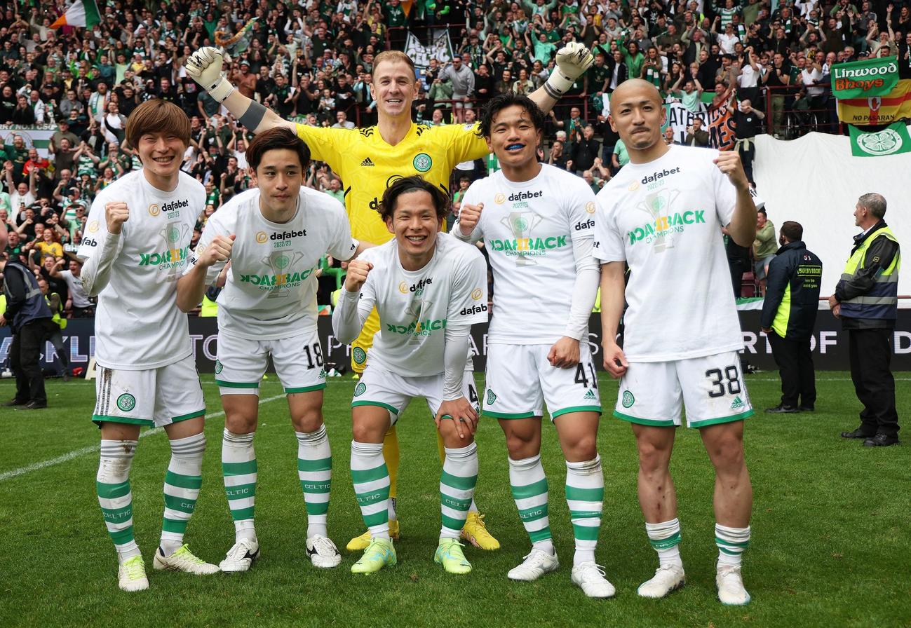 リーグ優勝を決め、記念撮影する（左から）古橋、小林、岩田、旗手、前田。後ろはGKのハート（ロイター）