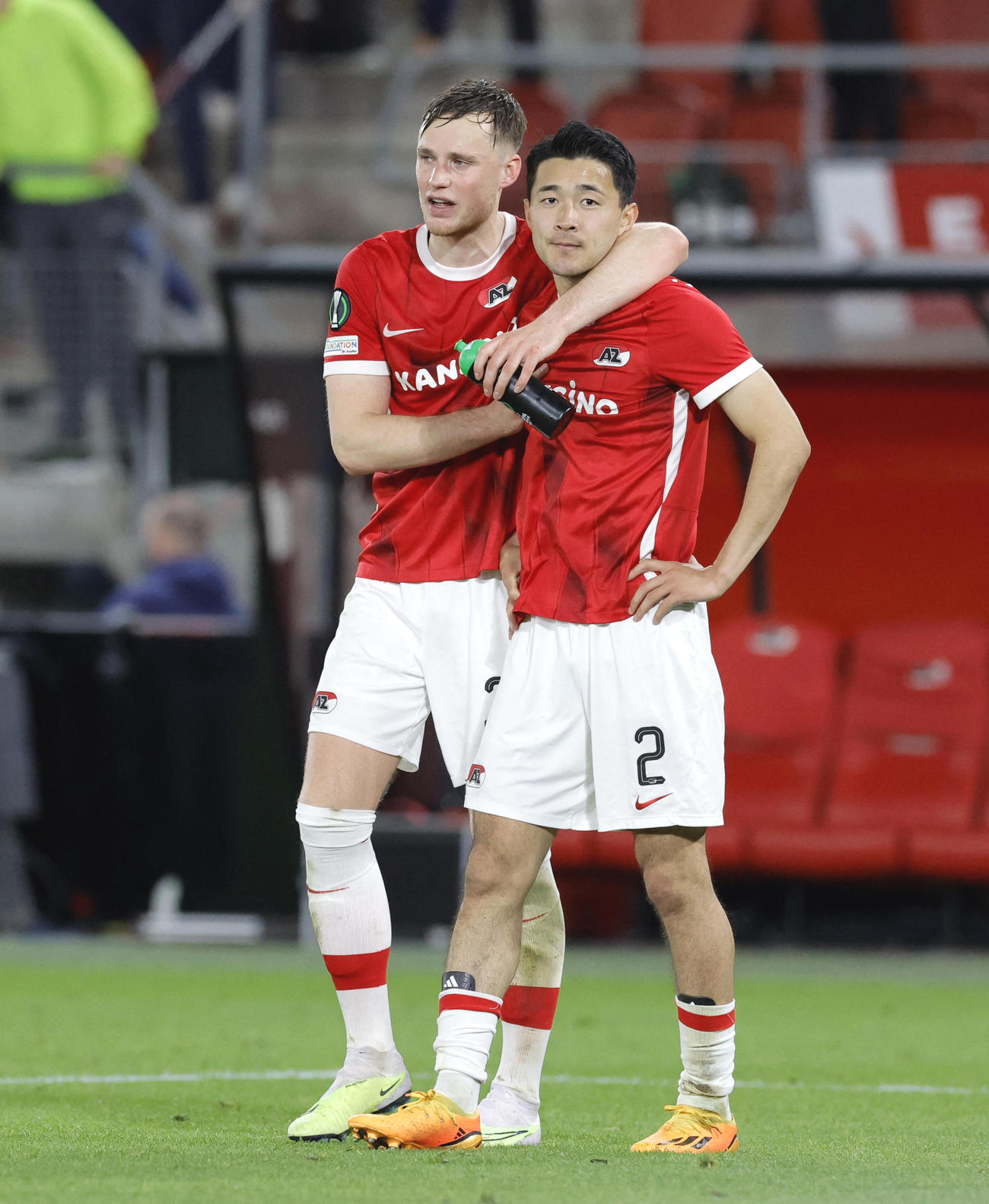 欧州カンファレンスリーグ準決勝第2戦　ウェストハムに敗れて悔しそうなAZ菅原由勢（右）（ロイター）