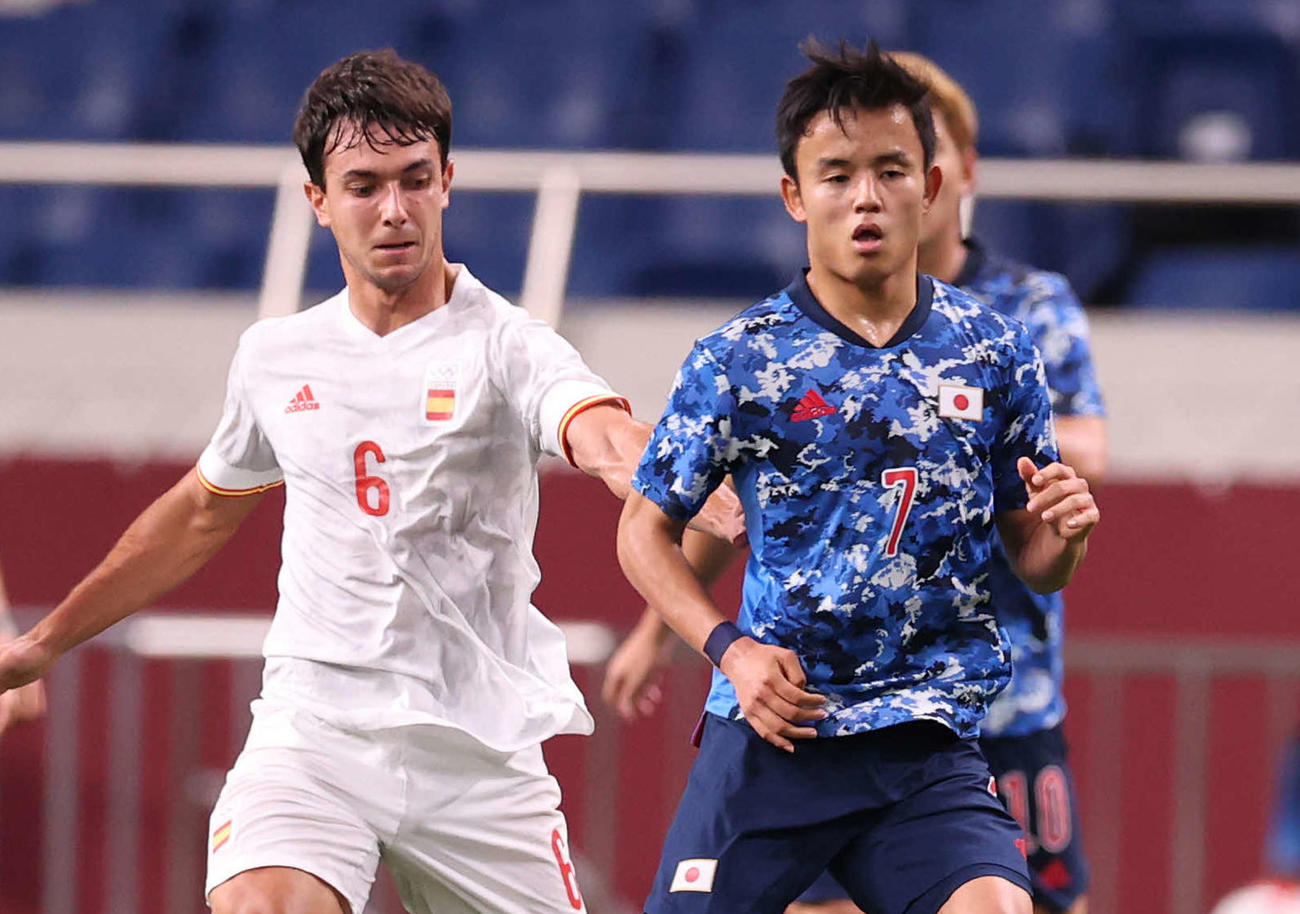 2020年東京五輪サッカー男子準決勝　スペイン対日本　前半、ボールをキープする久保建英（右）。左はマルティン・スビメンディ（2021年8月撮影）