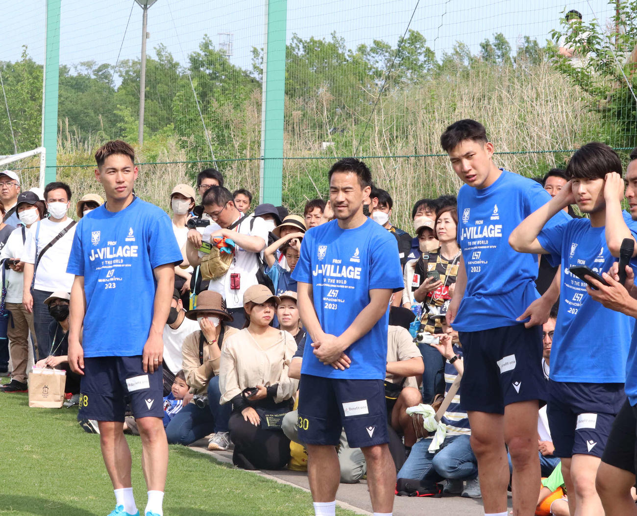 Jヴィレッジで行われた小学生対象のサッカースクールに参加した（左から）シントトロイデンFW林、岡崎、原、DF橋岡