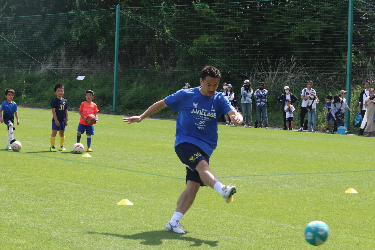 Jヴィレッジで行われた小学生対象のサッカースクールに参加したシントトロイデンFW岡崎