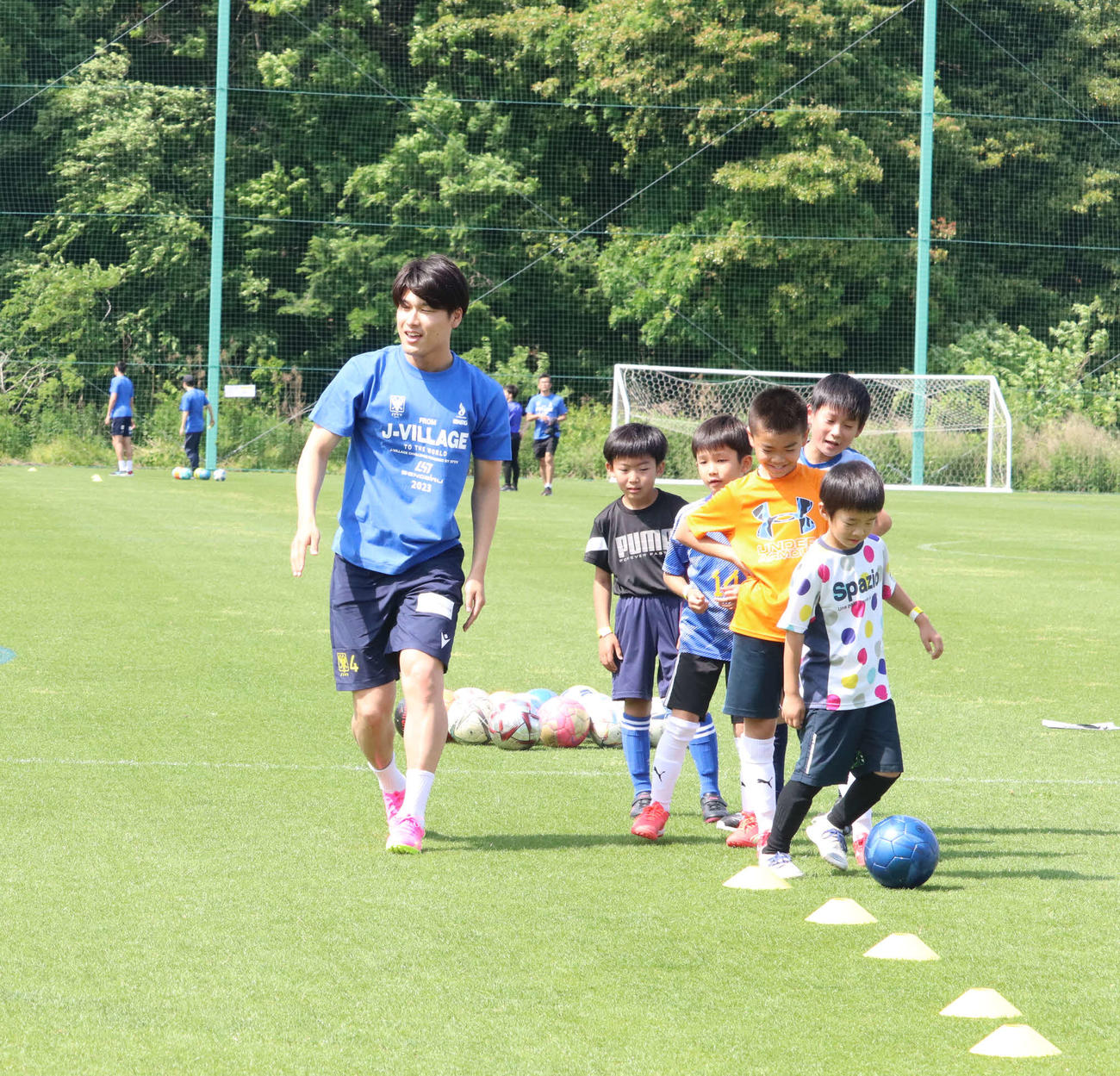 Jヴィレッジで行われた小学生対象のサッカースクールに参加したシントトロイデンDF橋岡