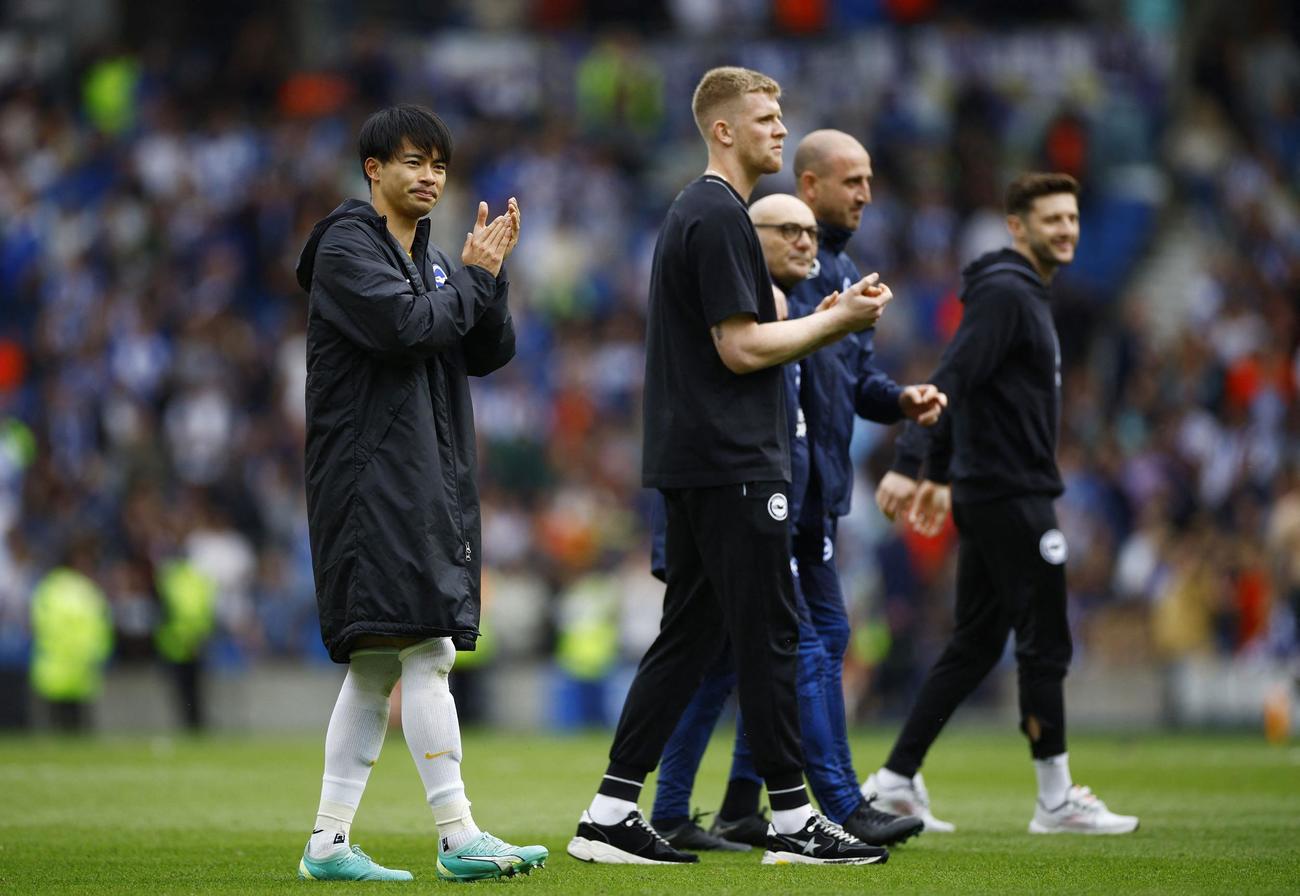 試合後、ファンに拍手を送る三笘（左）（ロイター）