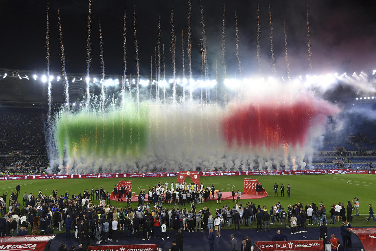 イタリア杯を制して喜ぶインテル・ミラノの選手たち（AP）