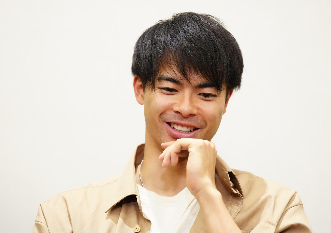帰国し取材に応じ、笑顔を見せるブライトン三笘（撮影・江口和貴）