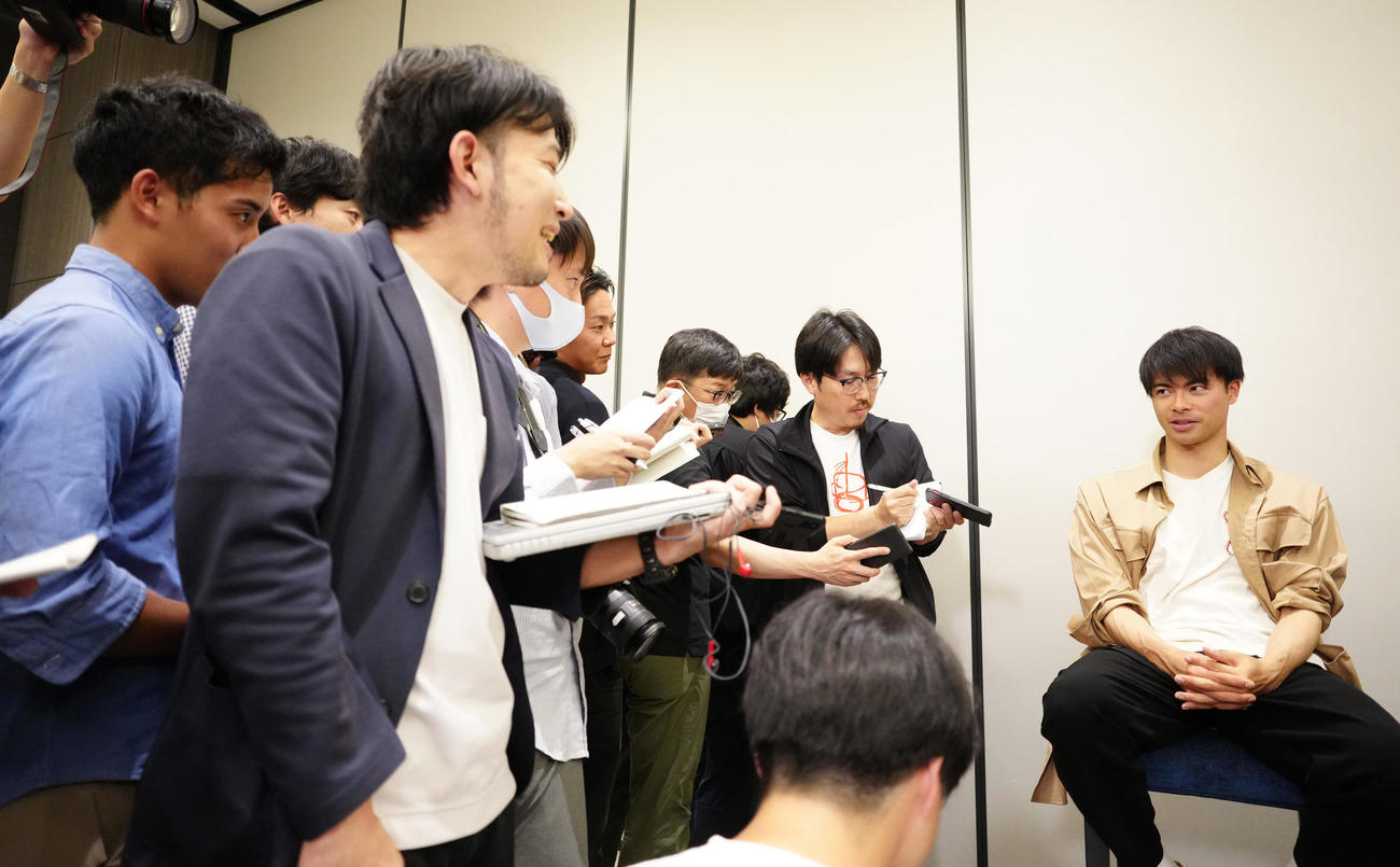 帰国し取材に応じるブライトン三笘（右端）（撮影・江口和貴）