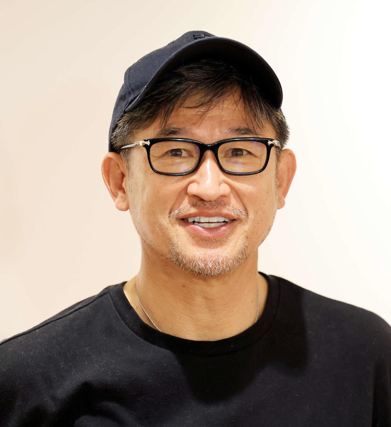 帰国したカズは報道陣の質問に笑顔で答える（撮影・浅見桂子）
