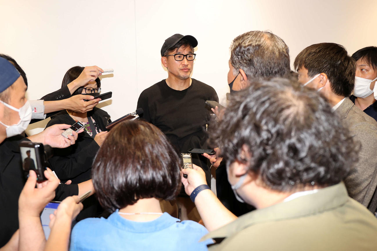 帰国したカズは報道陣の質問に答える（撮影・浅見桂子）
