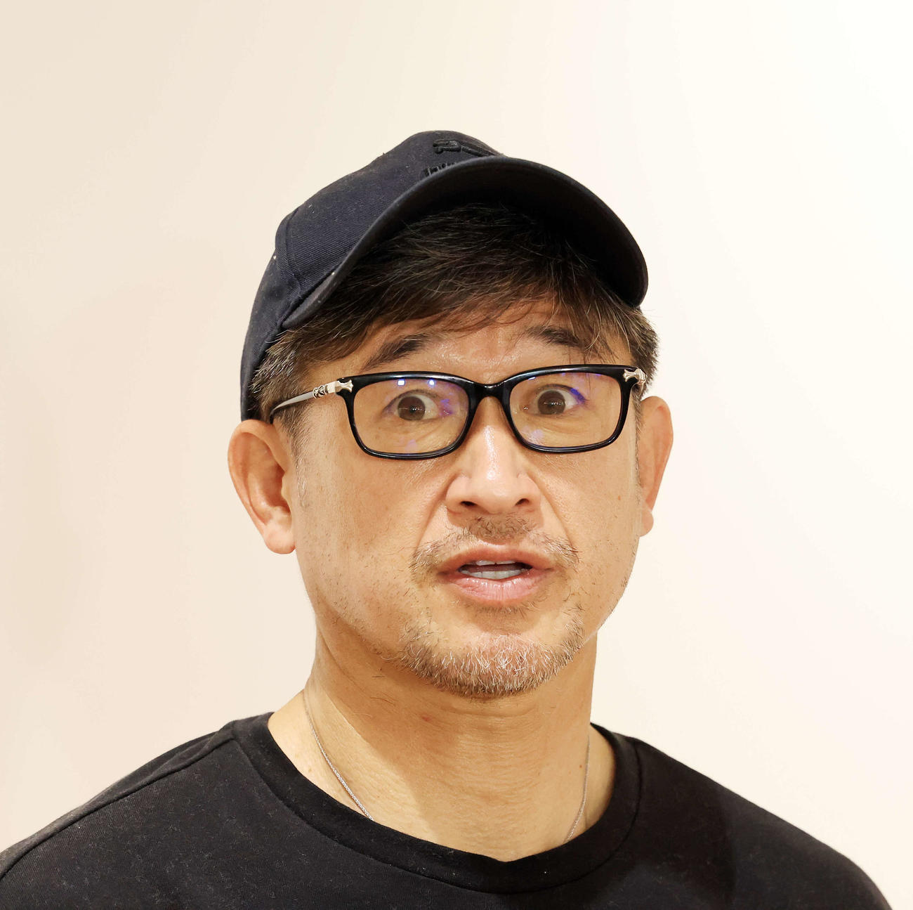帰国したカズは報道陣の質問に目を丸くして答える（撮影・浅見桂子）