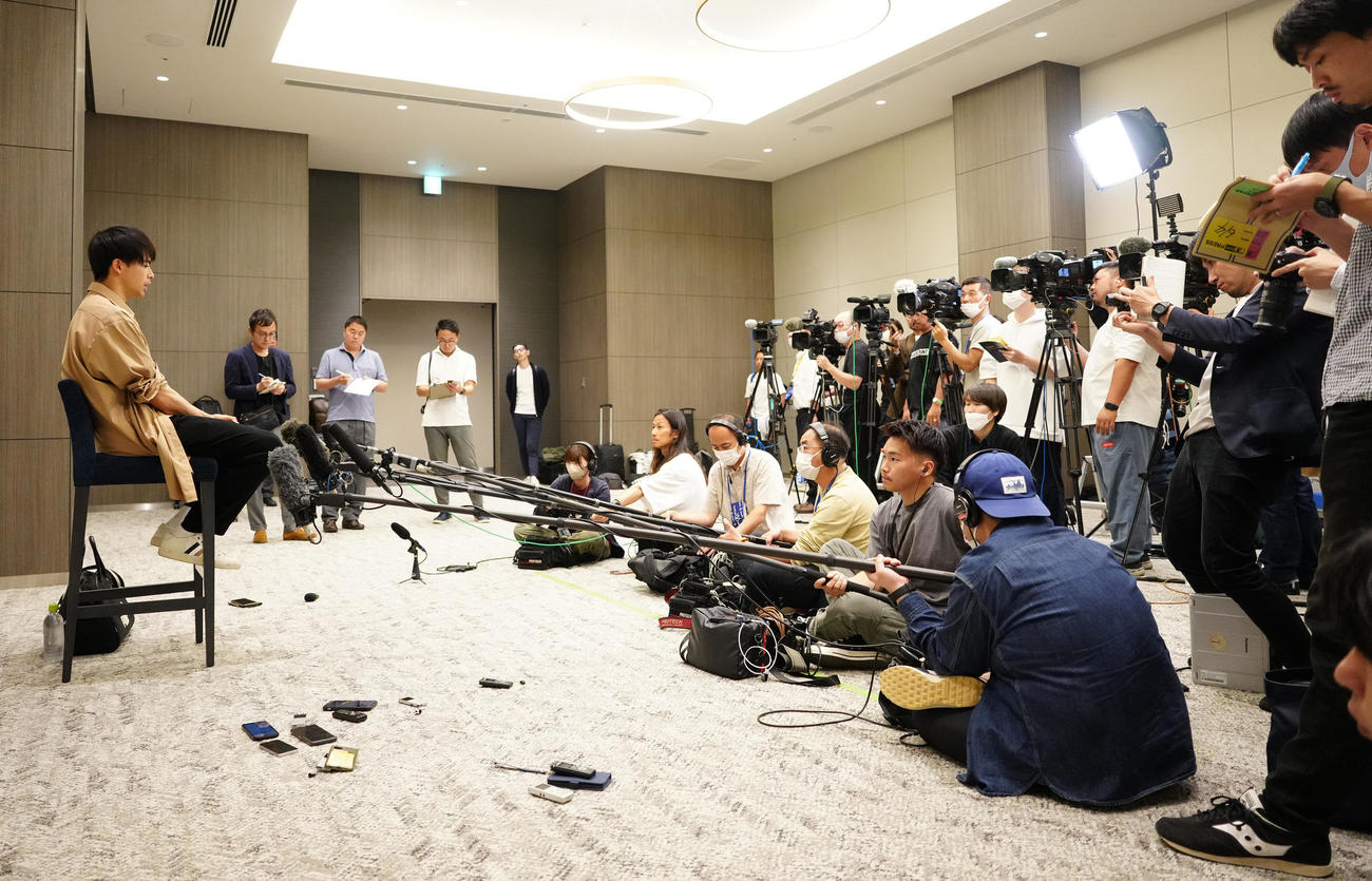 帰国し取材に応じるブライトン三笘（左端）（撮影・江口和貴）