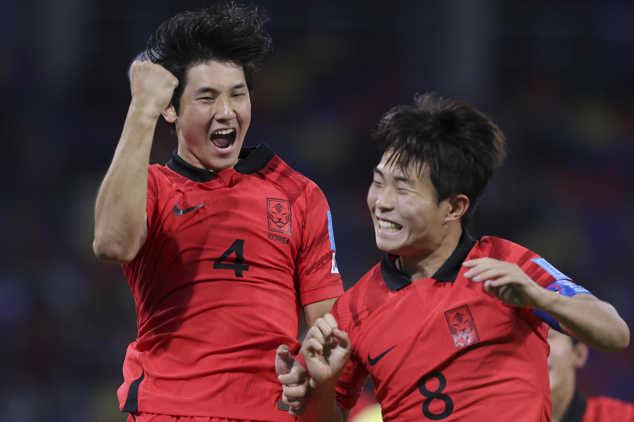 韓国対エクアドル　韓国の3点目を決めた後、イ・スンウォンと喜ぶチェ・ソクヒョン（AP）