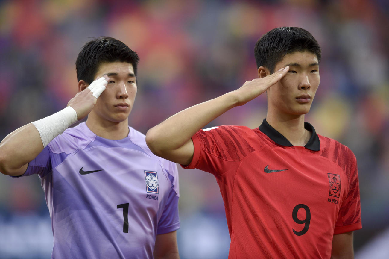 韓国対エクアドル　試合前に敬礼する韓国ゴールキーパーのキム・ジュンホン（左）とイ・ヨンジュン(AP)