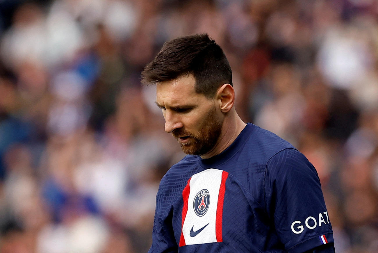 下を向くメッシ（ロイター）