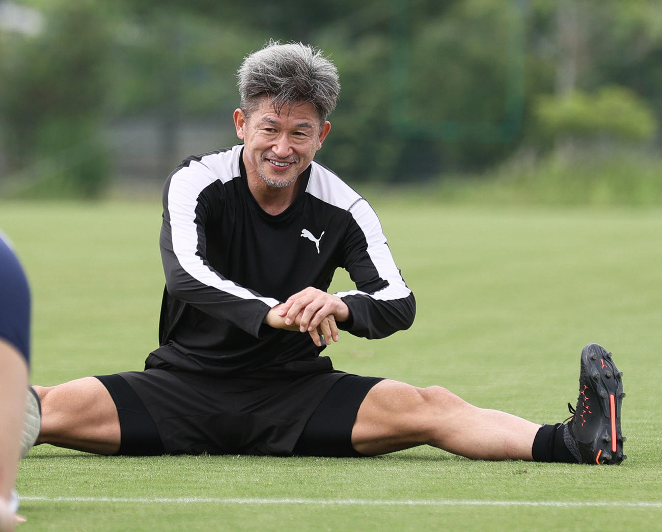 リラックスした表情で自主トレに励むカズ（右）（撮影・上山淳一）