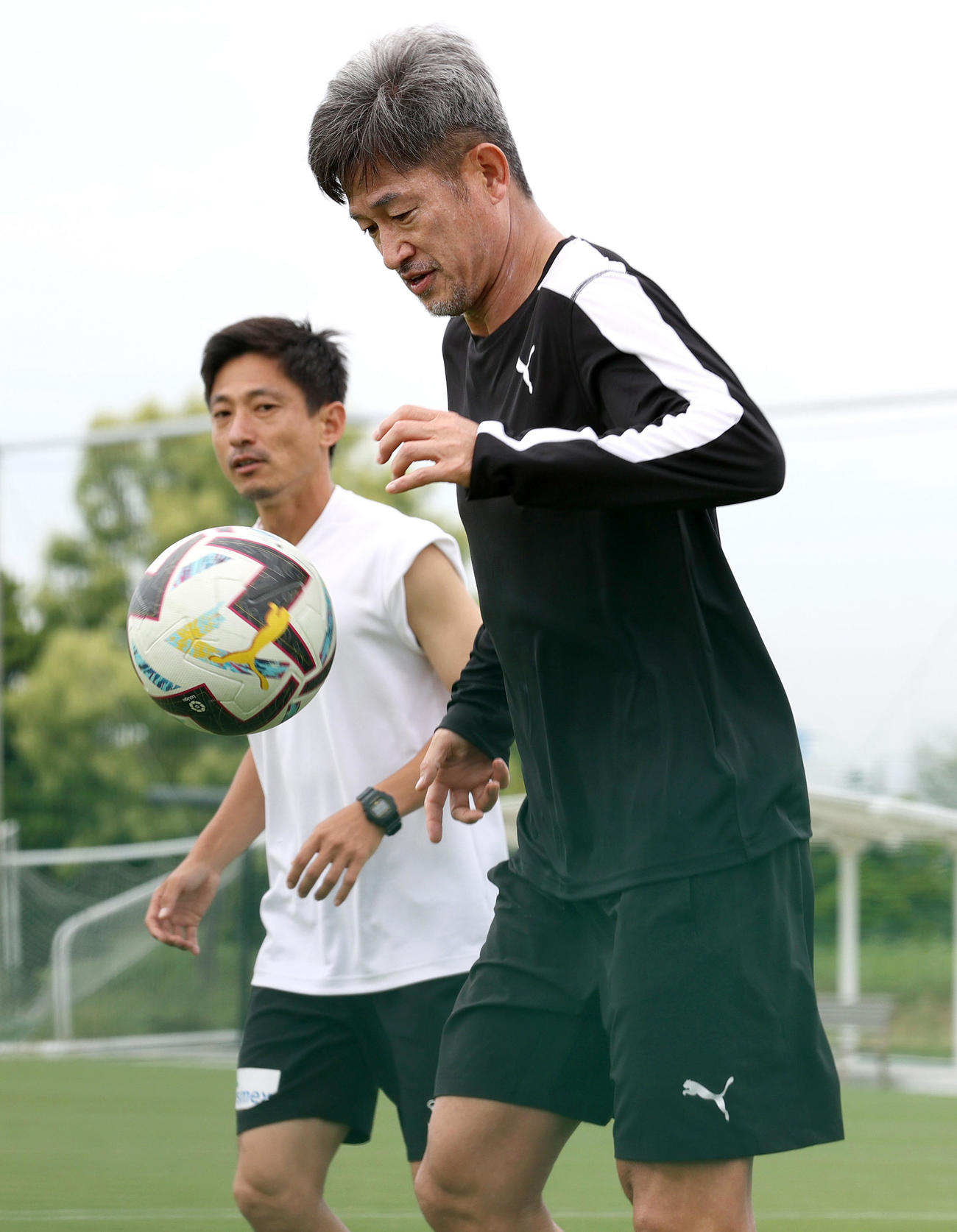 自主トレに励むカズ（手前）（撮影・上山淳一）