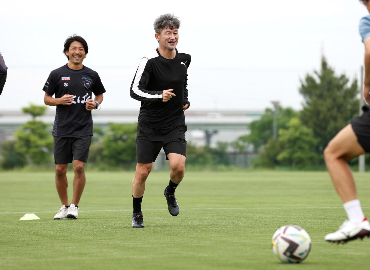 リラックスした表情で自主トレに励むカズ（右）（撮影・上山淳一）