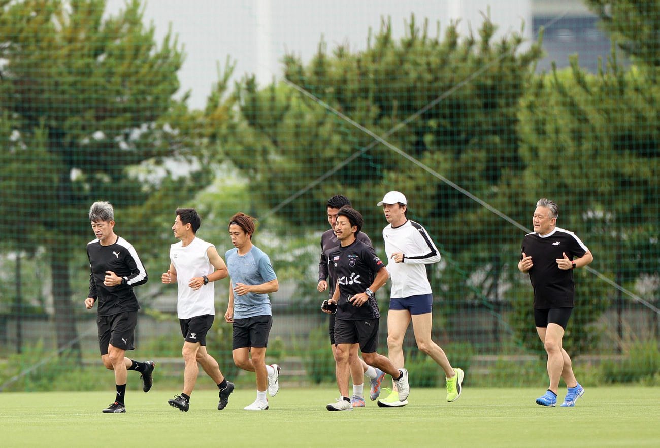 自主トレに励むカズ（左）（撮影・上山淳一）