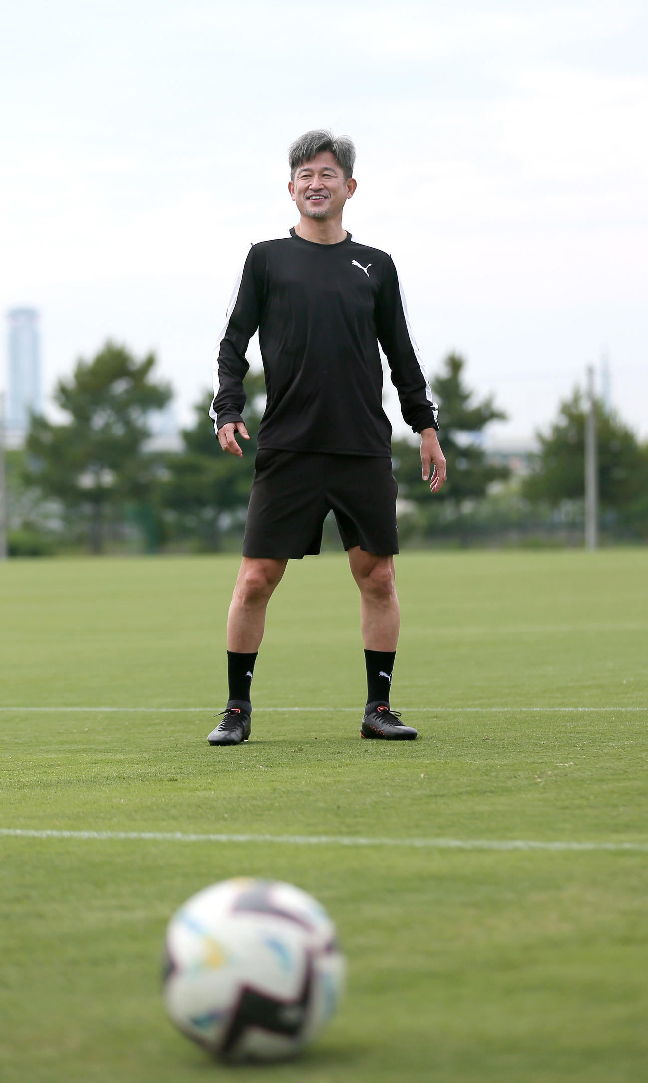 リラックスした表情で自主トレに励むカズ（右）（撮影・上山淳一）