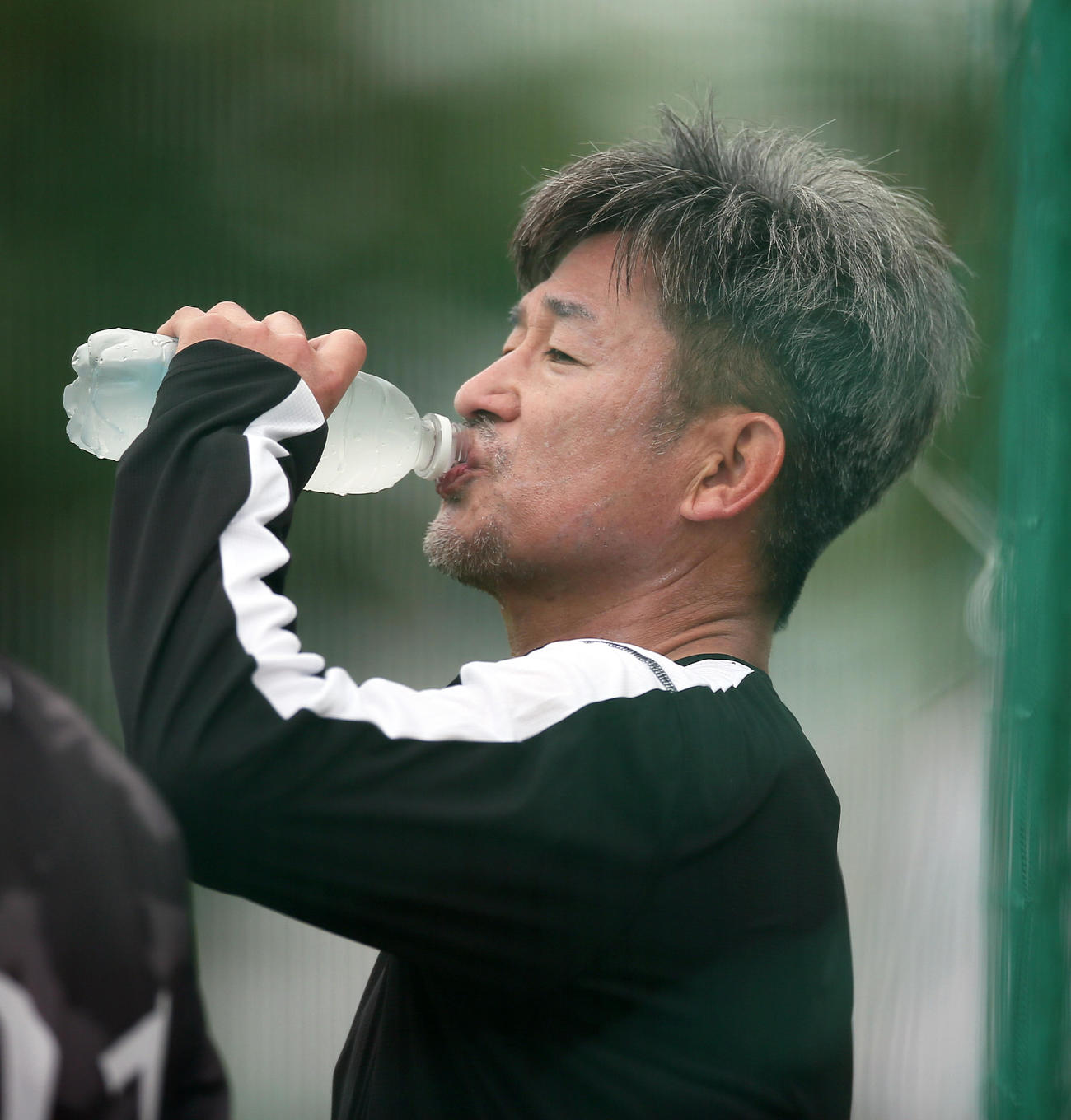 水分補給するカズ（撮影・上山淳一）