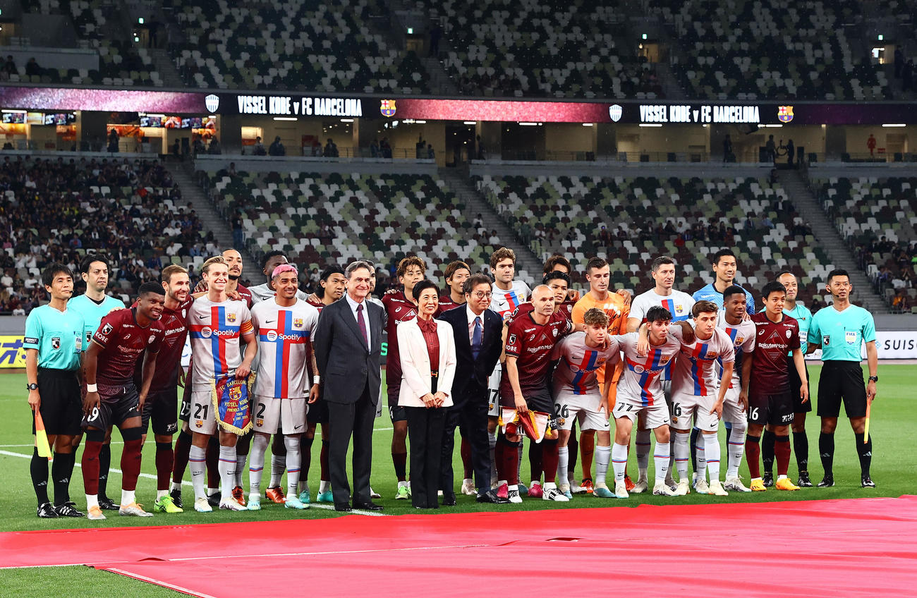 神戸対バルセロナ　試合前、集合写真に納まる両チームの選手ら（撮影・垰建太）