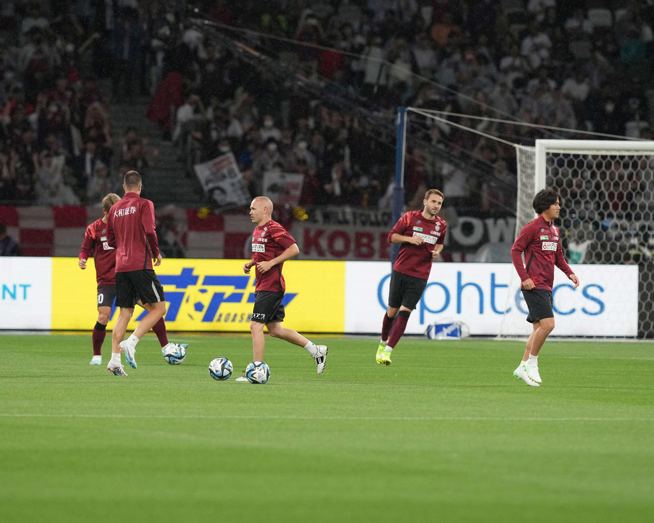神戸対バルセロナ　試合前、アップをするイニエスタ（中央）ら神戸の選手（撮影・井上学）